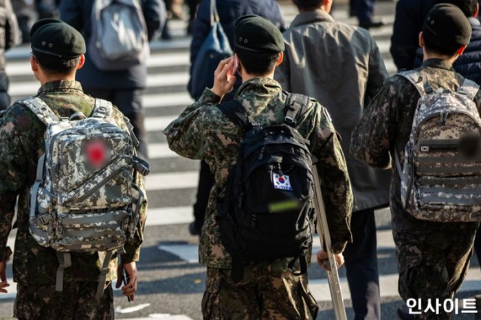 코로나로 지친 병사들 휴가 준다면서 ‘날짜’ 못 정하게 하는 국방부