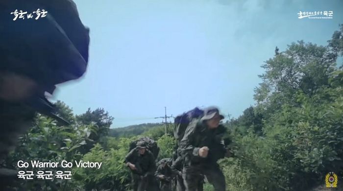 ‘워리어 플랫폼·드론봇 전우’...정체불명 가사로 욕 먹고 있는 육군 새 군가 (영상)