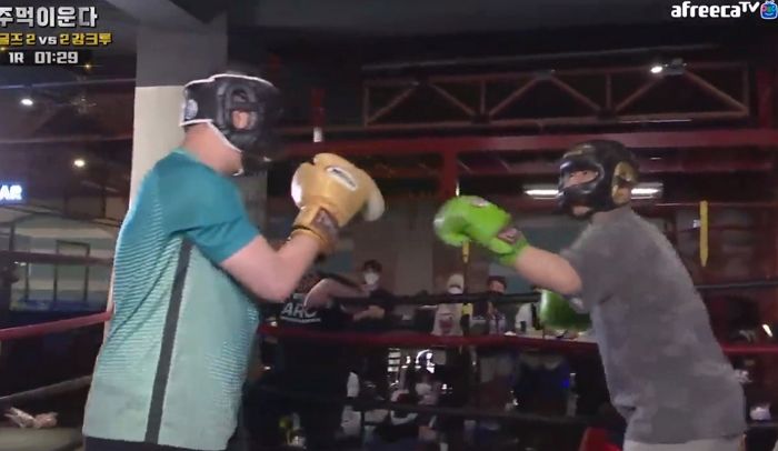 철구와 감스트가 1대1 ‘주먹 대결’ 펼치자 벌어진 놀라운 결과 (영상)