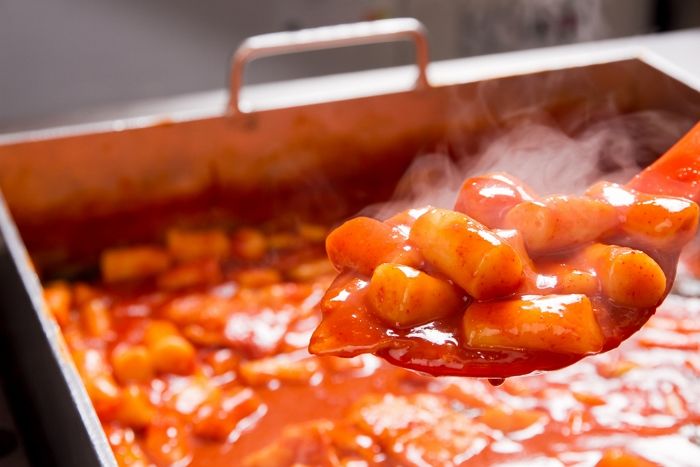 아들 친구 ‘떡볶이’ 사줬다가 길거리 음식 왜 먹이냐며 ‘맘충’ 취급을 당한 여성