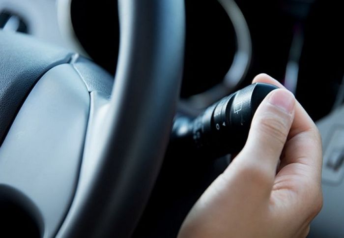 ‘왼쪽 깜빡이 VS 오른쪽 깜빡이’...주유소에서 도로 진입 시 운전자 70%가 틀린다는 문제