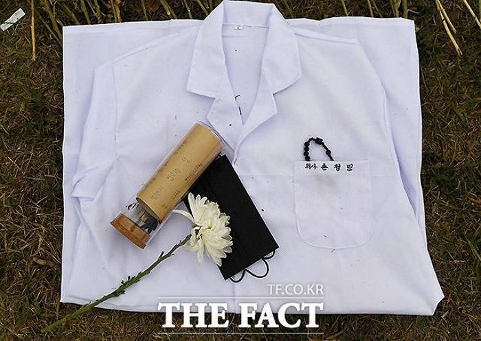 추모객들 펑펑 울린 ‘한강 사망 대학생’ 추모 공간에 한 시민이 두고 간 ‘의사 가운’