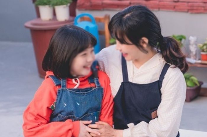 키워준 엄마가 친엄마를 내쫓고 들어온 ‘불륜녀’인 걸 알게 된 20대 딸