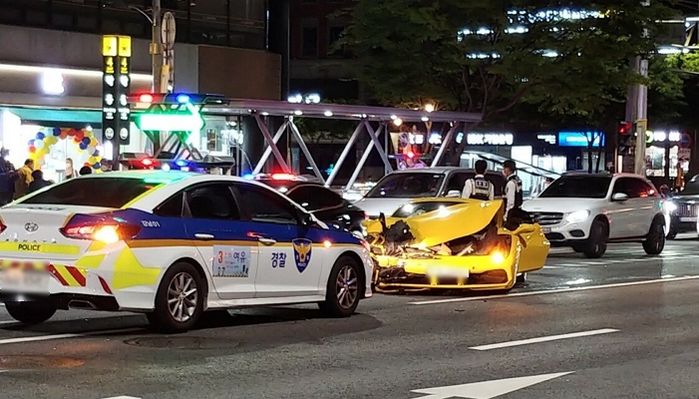 강남 학동역서 신호 위반으로 최소 4억원대 ‘페라리’와 추돌 사고 낸 쏘렌토 차주
