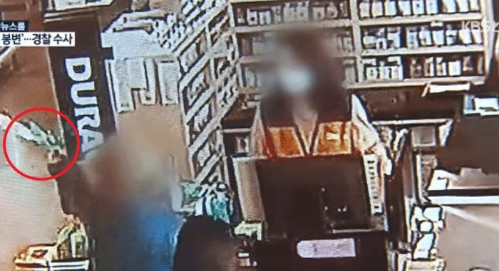 마스크 착용해달라는 마트 여직원 얼굴에 ‘아이스크림’ 던진 아줌마 (영상)