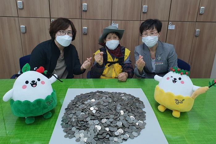 홀로 손주 2명 키우는 할머니가 ‘폐지’ 주워 모은 동전 수백 개 반짝반짝 닦아서 기부한 사연