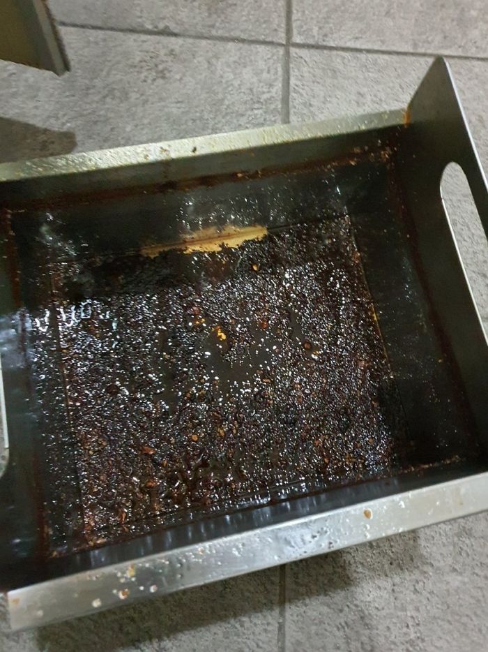 한 편의점 알바생이 공개한 검은색으로 뒤덮인 튀김기 속 기름 상태