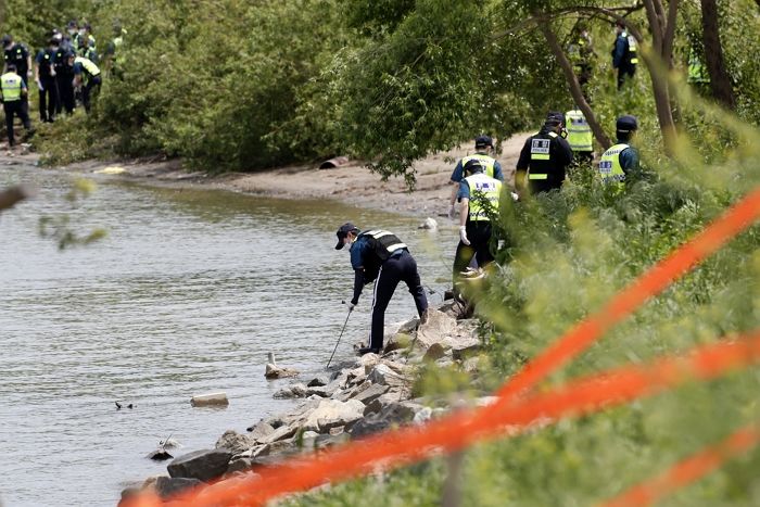 ‘정민씨 친구’ 아이폰은 ‘스페이스 그레이’라던 경찰...CCTV에 잡힌 물체 색깔은 ‘레드’