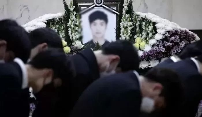 ‘한강 대학생’ 실종날 CCTV 속 친구···수색 도중 풀숲에 주저 앉고 무릎 꿇어