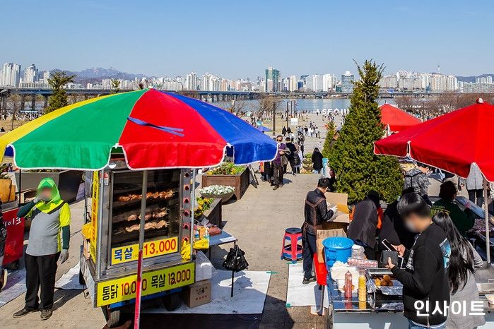 서울시가 한강 ‘치맥 금지’ 검토한다니까 의외로 시민들이 찬성하는 이유