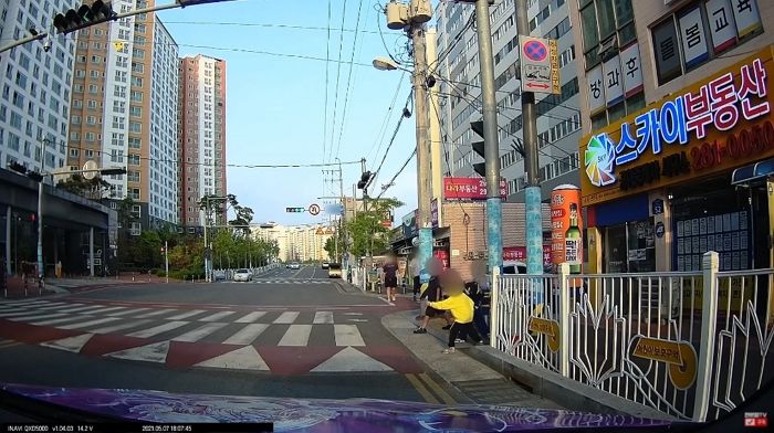 일부러 자동차 출발할 때까지 기다렸다가 횡단보도 뛰어드는 아이들 (영상)