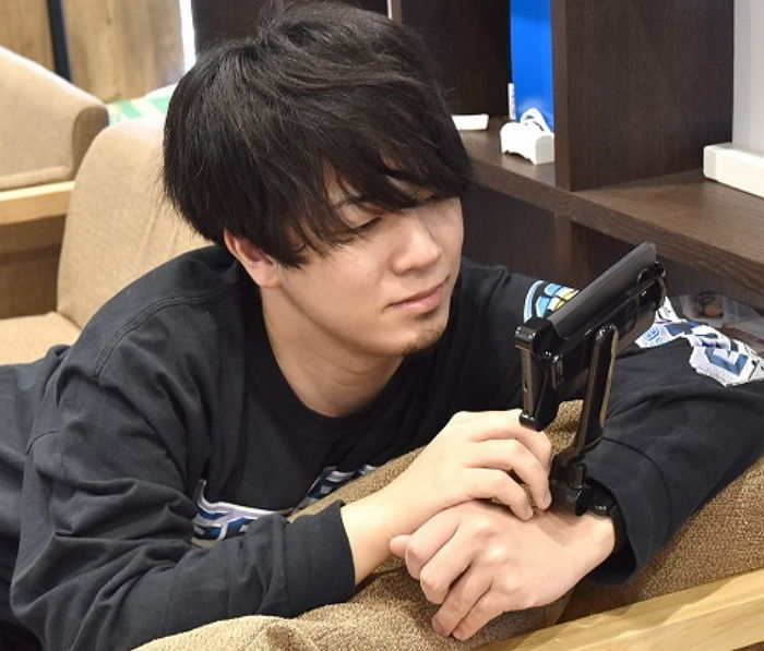 만원 지하철에서도 손잡이 잡고 유튜브 볼 수 있는 휴대용 핸드폰 거치대