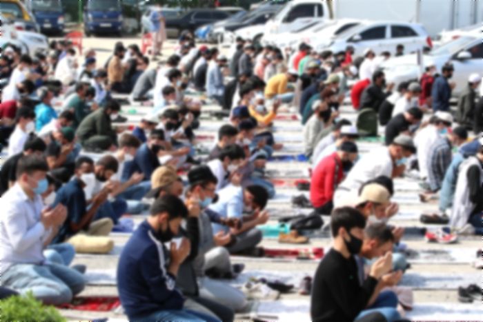 “확진자 700명대인데…” 이태원 사원에 1천명 모여 집단 예배한 오늘(13일)자 무슬림들