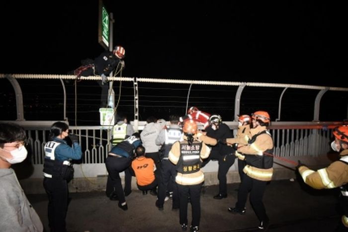 한강 마포대교서 ‘극단적 선택’하는 20대 청년 목숨 구한 고3 수험생들