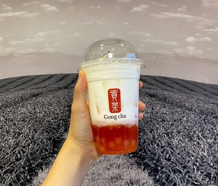 상큼+쫀득한 제철 복숭아 ‘과육’ 왕창 때려 박은 공차 신상 ‘복숭아 쥬얼리 밀크티’