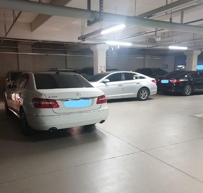 “넌 파출부도 없니?”…무개념 주차 빼달라고 하자 인신공격한 ‘대전 벤츠녀’