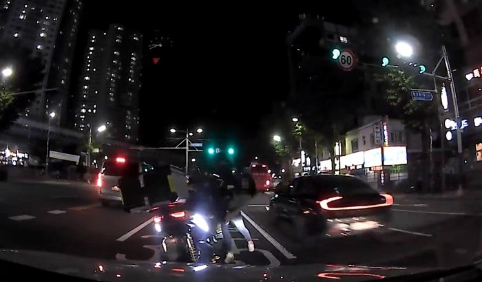 ‘보복운전 시비’로 몸싸움 벌이다 여성 매단 채 ‘도주’한 오토바이 운전자 (영상)