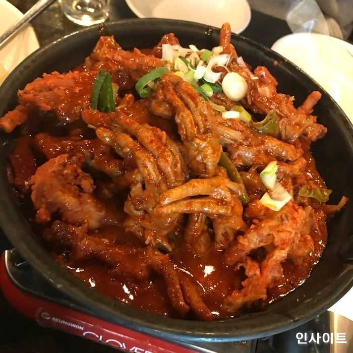 2002년생들, 성년의 날(17일) 한신포차 가면 닭발 ‘반값’에 먹을 수 있다