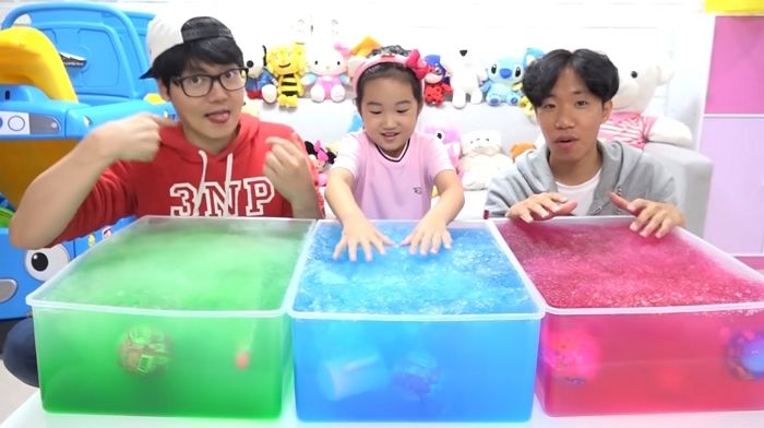 ‘키즈 유튜버’ 16살 될 때까지 부모가 수익 못 쓰게 막는 법안 발의