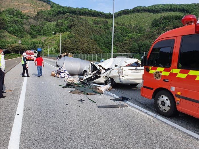 주행하던 25톤 트럭서 떨어진 ‘대형 코일’ 카니발 덮쳐…9세 여아 사망