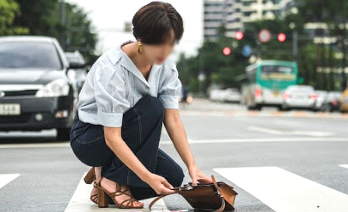 길에서 곤경에 처한 여성 도와줬다가 경찰서 끌려가 휴대폰까지 털린 남성