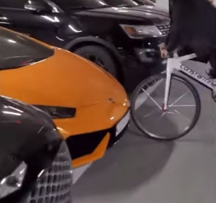 자전거 타고 주차장 돌아다니며 ‘수퍼카’만 골라 테러하고 다닌 10대 남학생