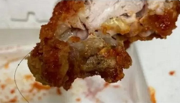 치킨에서 ‘머리카락’ 나왔다는 고객 불만 글에 사장님이 군말없이 무릎 꿇은 이유