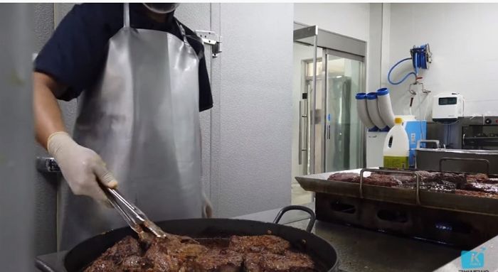 나라 지키러 온 병사들에게 간부 고기 구워주기·노래방 청소까지 시킨다는 폭로 나왔다