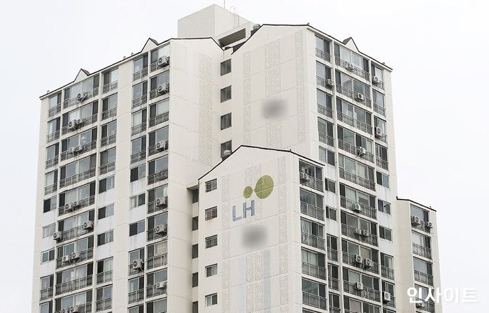 ‘벤틀리+벤츠’ 고급 외제차 떡하니 있는 LH 아파트 주차장 상황