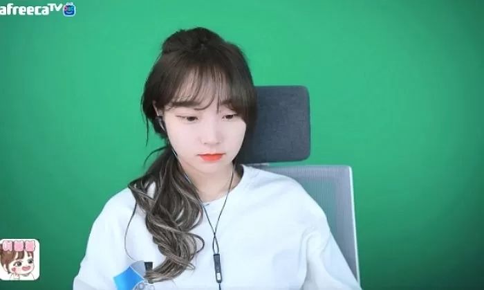 니갸르 ‘폭로’ 직전 파이 컴퓨터 배경화면서 발견된 의문의 ‘한글 파일’ 정체