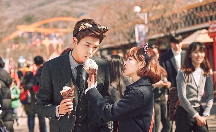 ‘호감 있다 vs 아무 의미 없다’…먹던 아이스크림 덥석 뺏어 먹는 남사친에 설렌 여대생의 사연