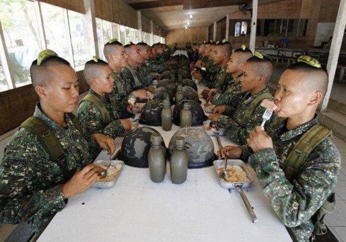 “대한민국 국군은 하나, 여군도 남군처럼 머리 ‘빡빡’ 밀자”