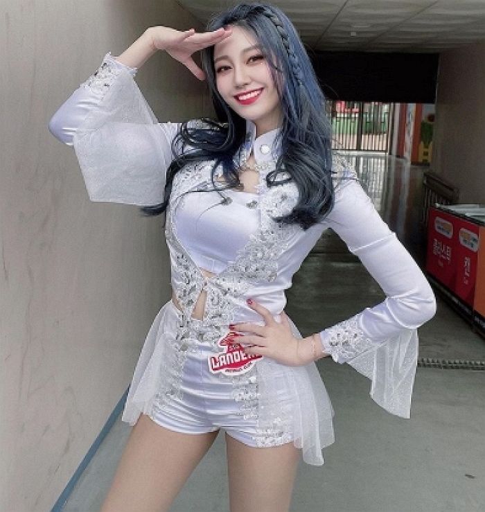 요즘 남성 팬들 사이서 예쁘다고 난리 난 99년생 SSG 치어리더 박현영의 피지컬