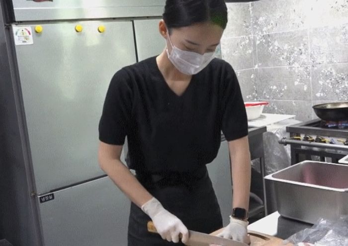 고기 직접 썰어 구워주며 매달 ‘1천만원’ 버는 93년생 고깃집 여사장님