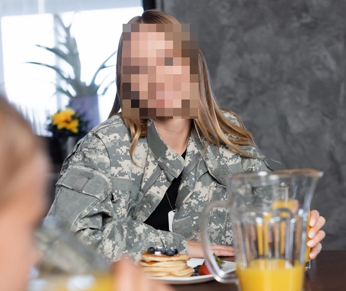 “전역 후 당신과 살고 싶다”...랜선 연애로 사랑 고백하던 미모의 여군 정체