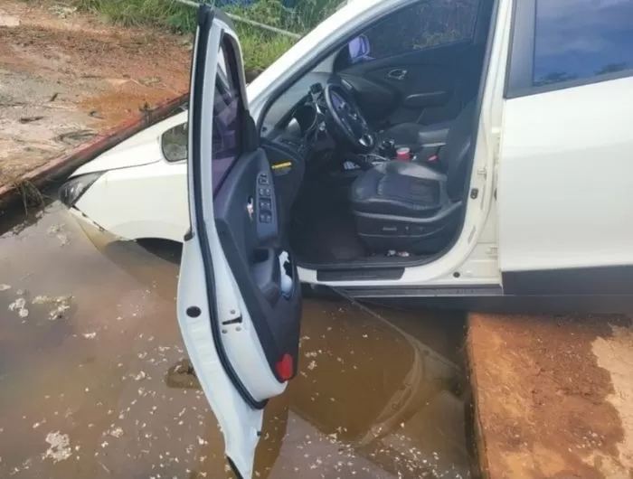 아빠차로 드라이브하다 도랑에 빠져 ‘폐차’ 시키게 된 철부지 아들