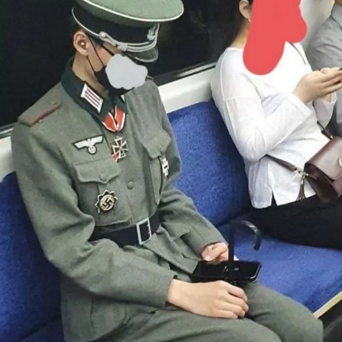 ‘나치 군복’ 입고 서울 지하철 타 논란된 남성, 사과문 올렸다