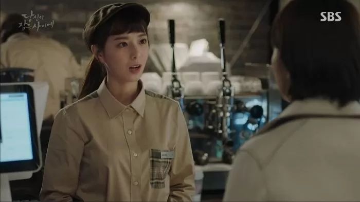 자기 혼자 알바하니 “무섭다”며 남자 손님에게 나가라고 한 여알바생
