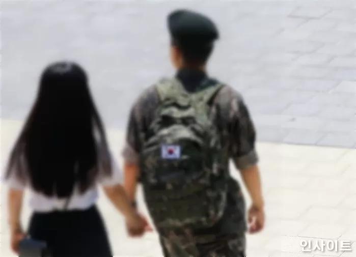 ‘군인 남친’ 두고 남자 선배들과 ‘쓰리섬’ 즐기다 학교에 소문 퍼진 여대생의 호소