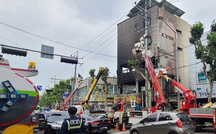 추돌사고 이후 상가 건물로 돌진한 5톤 트럭···가스 폭발로 여성 2명 사망