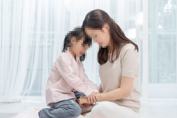 5살 딸에게 ‘뽀뽀’시키는 할아버지와 큰아빠 “스킨십 강요 안된다 VS 가족끼리는 괜찮다”
