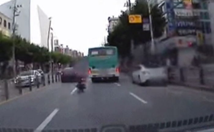 칼치기 하다가 자동차에 부딪혀 산산조각 나는 오토바이 사고 영상