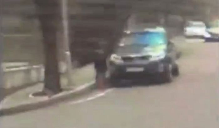 SUV 뒤에 숨어있다가 차 오는 소리 나자 뛰어나온 ‘민식이법 놀이’ 어린이 (영상)