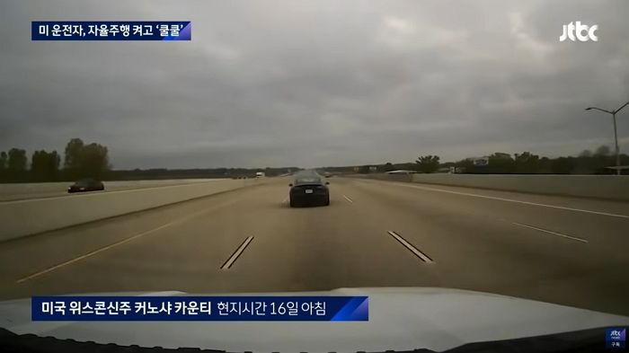 고속도로서 자율주행 켜고 시속 137km로 달리며 ‘쿨쿨’ 잠잔 테슬라 운전자