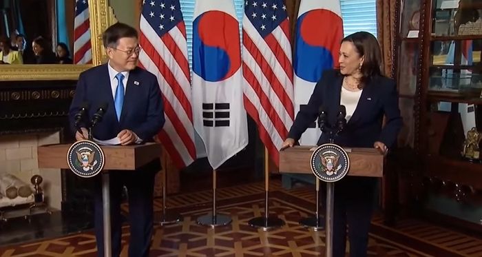 문재인 대통령과 ‘악수’ 후 바지에 손을 닦는 듯한 미국 부통령의 모습이 포착됐다