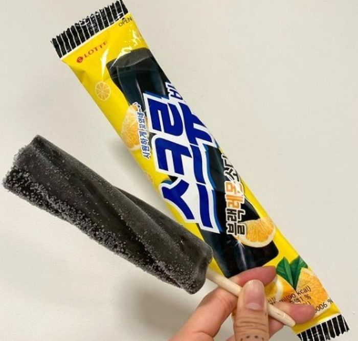 입에 넣고 ‘빙빙’ 돌려먹으면 청량감 폭발하는 ‘스크류바 블랙레몬소다’