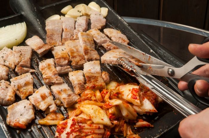 “고깃집 가면 알아서 고기 구워주는 ‘굽부심’ 부리는 친구 절대 놓치지 마세요”