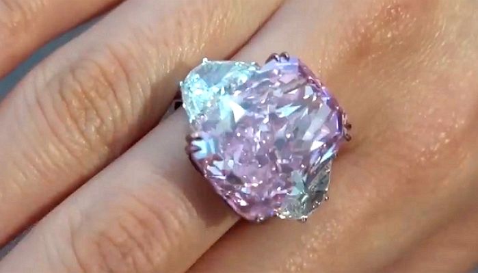 세계서 가장 큰 15.8 캐럿짜리 영롱한 ‘퍼플 핑크 다이아몬드’ 330억에 팔렸다