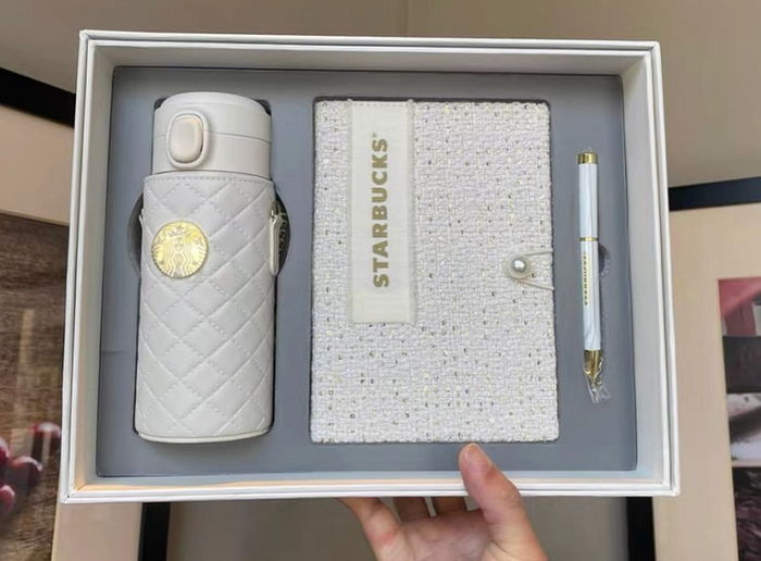 샤넬백 디자인에 금장 로고 콕 박혀 고급미 줄줄 흐르는 해외 스타벅스 텀블러