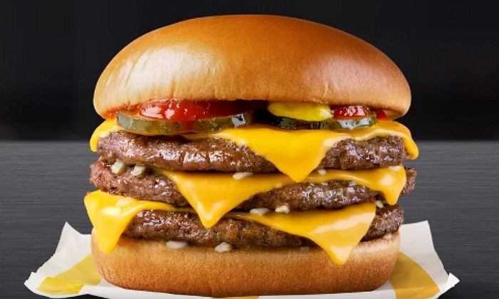 패티+치즈 ‘6겹’ 쌓아올려 육즙 좔좔 흐르는 맥도날드 ‘트리플 치즈버거’ 재출시
